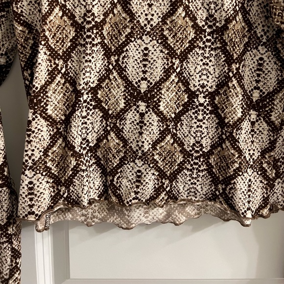 Women’s medium snake skin top - Picture 2 of 5